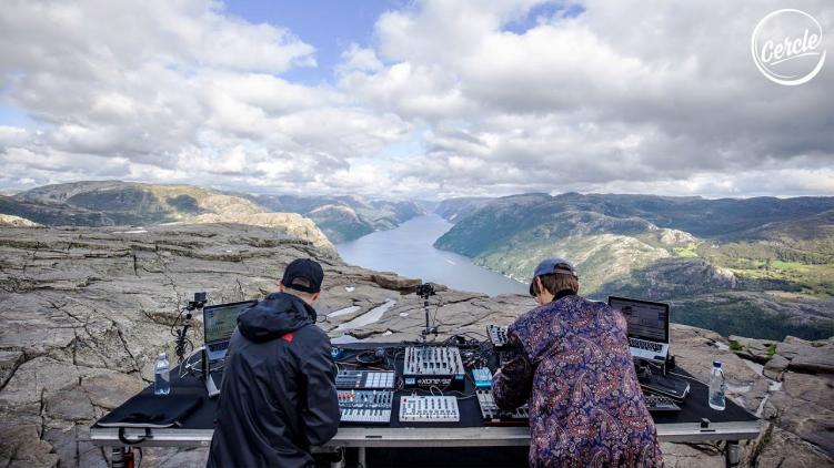 cercle live sets incredible scenery